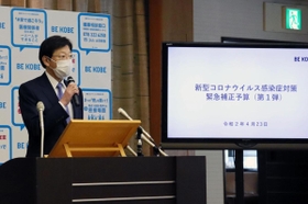 新型コロナウイルス対策の補正予算案を説明する久元喜造神戸市長＝２３日午後、神戸市役所