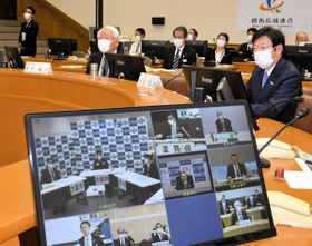 井戸敏三兵庫県知事や久元喜造神戸市長らが参加した関西広域連合のテレビ会議＝２３日午後、神戸市中央区、兵庫県災害対策センター（撮影・後藤亮平）