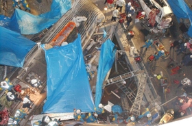 投光機が照らす中で続いた救出作業＝尼崎市久々知３