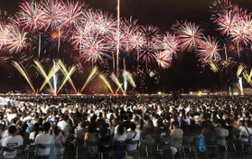 大勢の見物客が詰めかけた「みなとこうべ海上花火大会」。今年は１０月３１日に延期された＝２０１９年８月３日、神戸市中央区
