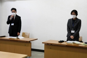 盗撮事件を起こした職員の処分について説明する、尼崎市の西村和修・人事管理部長（左）と松長寿枝人事課長＝尼崎市役所