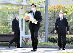 献花に向かうＪＲ西日本の長谷川一明社長（中央）と真鍋精志会長（右）と来島達夫副会長＝２５日午前７時３０分、尼崎市久々知３（撮影・中西幸大）