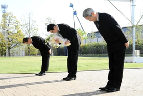 献花前、慰霊碑に一礼するＪＲ西日本の（左から）真鍋精志会長、長谷川一明社長、来島達夫副会長＝２５日午前７時３１分、尼崎市久々知３（撮影・中西幸大）