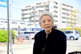 事故現場を訪れ、亡き長女への思いを語る藤崎光子さん＝２５日午前９時４０分、尼崎市潮江４（撮影・中西幸大）