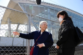 一人娘を失った現場で、負傷者家族の女性と語り合う藤崎光子さん（左）＝２５日午前９時２５分、尼崎市久々知西町２（撮影・中西幸大）