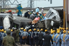 大量の人を動員して行われた救出活動＝尼崎市久々知３
