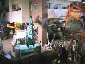 事故発生から３日目の夜。重機を慎重に使い、マンション内にめり込んだ先頭車両からの救助作業が続けられた＝２００５年４月２７日、尼崎市内