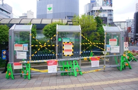３月末から閉鎖された駅前の喫煙所。お知らせが掲示され、進入禁止のテープが張り巡らされた＝１９日、神戸市中央区、ＪＲ三ノ宮駅前
