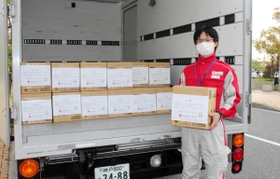 支援用の水を載せたトラック＝神戸市中央区脇浜海岸通１
