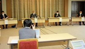 看護師の感染が確認され、会見を開いた神戸市と中央市民病院の幹部＝２９日午後、神戸市役所