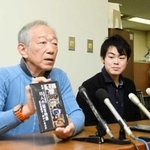 被災高齢者と震災障害者の肉声をまとめた映像集を作った牧秀一さん（左）＝神戸市役所