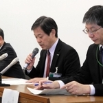 新型コロナウイルスの感染者について発表する小原一徳健康局長（中央）ら＝１日午後、神戸市役所