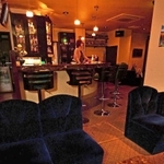 出勤者を減らしているラウンジ。休業も検討中だという＝１日午後、神戸市中央区（撮影・秋山亮太）