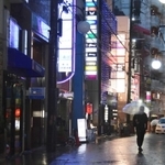 接客を伴う飲食の自粛要請の影響もあって閑散とした歓楽街＝１日午後、神戸市中央区（撮影・秋山亮太）