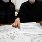 調査後に書く報告書。２人は感染者の負担を減らすため、聴取の際には質問内容を整理し直した独自のシートを使う＝神戸市役所