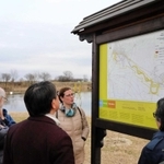 ポニャビッツァ自然公園を視察する豊岡市などの関係者＝今年２月、セルビア・パンチェボ市内（ひょうご環境創造協会提供）