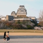 飲食を伴う花見の自粛が要請され閑散とする世界文化遺産・国宝姫路城＝２日午後、姫路市本町（撮影・小林良多）