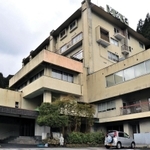 破産手続きに入る湯村温泉街の老舗旅館「とみや」＝２日午前、兵庫県新温泉町湯
