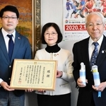 抗菌消毒スプレーを手にした井戸敏三知事（右）と志賀建華理事長（中央）ら＝兵庫県庁