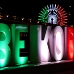 イタリア国旗の色にライトアップされた「ＢＥ　ＫＯＢＥ」のモニュメントと観覧車＝３日夜、神戸市中央区波止場町（撮影・中西幸大）