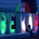 イタリア国旗の色にライトアップされた「ＢＥ　ＫＯＢＥ」のモニュメントと観覧車＝３日夜、神戸市中央区波止場町（撮影・中西幸大）