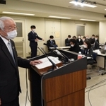 新型コロナウイルス感染症の対策について会見する井戸敏三知事（左）＝３日午後、兵庫県庁（撮影・後藤亮平）