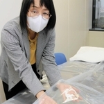 突然の別れに悲しむ遺族を思い、神戸市は、顔が見える透明の納体袋を用意した＝神戸市役所