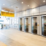 ＪＲ新宿駅構内に設置されている個室型ワークスペース（ＪＲ東日本提供）