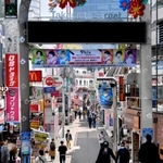 外出自粛要請で人通りの少ない東京・原宿の竹下通り＝４日午前１１時１６分