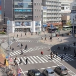 人通りが少ない大丸神戸店前の交差点＝４日午前１０時４７分、神戸市中央区（撮影・吉田敦史）