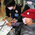 公演を前に凹凸をつけた「触図」で舞台装置の説明を受ける＝西宮市高松町、兵庫県立芸術文化センター