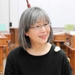 集まった“コロナ句”について語る八上桐子さん＝神戸市灘区王子町３、神戸文学館