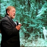 里山再生の取り組みなどテーマに講演するＣ・Ｗ・ニコルさん＝２０１８年１０月、たつの市揖保川町、アクアホール