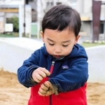 砂場で元気に遊ぶ優征ちゃん（２）