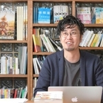 出版社「ライツ社」社長兼編集長の大塚啓志郎さん＝明石市（撮影・後藤亮平）