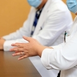 取材に応じる仁恵病院の医師。感染確認からの過酷な１カ月を振り返った＝姫路市内（撮影・小林良多）