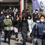 マスク姿で通勤する人たち＝６日午前９時３４分、神戸市中央区（撮影・辰巳直之）