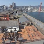 行楽シーズンにもかかわらず、ほとんど人がいない神戸・ハーバーランドの高浜岸壁周辺＝６日午後、神戸市中央区東川崎町１（撮影・吉田敦史）
