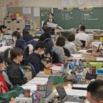 休校延長を巡る対応を話し合う教員ら＝６日午後、神戸市中央区東川崎町１（撮影・後藤亮平）