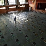 入学説明会の準備が進む体育館＝６日午後、神戸市中央区東川崎町１（撮影・後藤亮平）