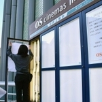 緊急事態宣言の発令を前に映画ポスターをはずし、臨時休館を知らせる紙が張り出された＝７日午後、神戸市中央区（撮影・秋山亮太）