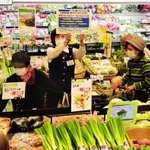開店後３０分間を高齢者や妊産婦ら向けの時間帯に設定したコープこうべの店舗＝８日午前１０時すぎ、神戸市東灘区住吉本町１（撮影・中西幸大）