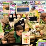 開店後３０分間を高齢者や妊産婦ら向けの時間帯に設定したコープこうべの店舗＝８日午前１０時すぎ、神戸市東灘区住吉本町１（撮影・中西幸大）