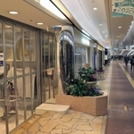 緊急事態宣言を受けて店舗が臨時休業し、閑散とする三宮の地下街「さんちか」＝８日午前１０時４分、神戸市中央区（撮影・斎藤雅志）