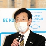 神戸市立学校園の分散登校や入学時説明会の見合わせを市教育委員会に要請したと発表する久元喜造市長＝８日午後、神戸市役所