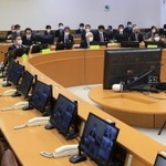 井戸敏三兵庫県知事や吉村洋文大阪府知事らが出席した関西広域連合新型コロナウイルス感染症対策本部会議＝８日午後、神戸市中央区下山手通６、兵庫県災害対策センター（撮影・斎藤雅志）