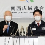 関西広域連合の会合後、記者会見する井戸敏三兵庫県知事（左）と吉村洋文大阪府知事＝８日午後、兵庫県庁（撮影・斎藤雅志）