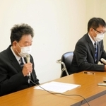 デイケアの再開について説明するグリーンアルス伊丹の上田隆施設長（左）と塩田真一郎事務長＝８日午後、伊丹市千僧１、県伊丹庁舎別館（撮影・大田将之）