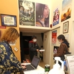 兵庫県に緊急事態宣言が発令された中、営業を続ける元町映画館＝８日午後４時３９分、神戸市中央区元町通４（撮影・辰巳直之）