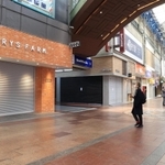 臨時休業や時短営業などの店舗が目立ち、買い物客もまばらな三ノ宮センター街＝８日午前１１時、神戸市中央区（撮影・斎藤雅志）